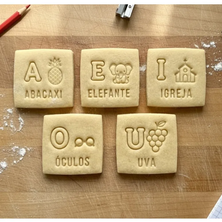 Kit Pedagógico Cortadores e Carimbos de Vogais para Ensino Infantil - Material Educativo para Professores Estimular Alfabetização e Coordenação Motora